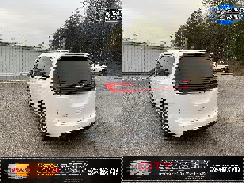 Used 2024 Chrysler Pacifica Touring-L image 7