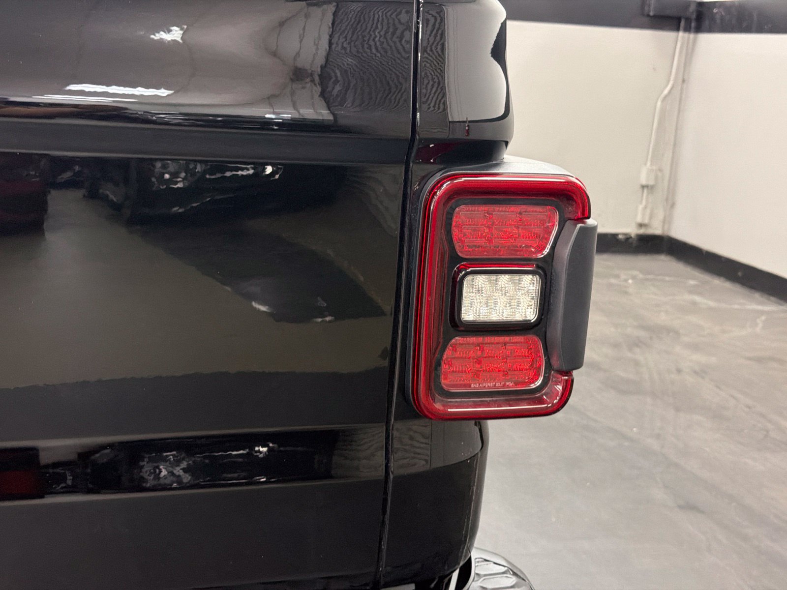 Used 2025 Jeep Gladiator Mojave AWD/4WD image 15