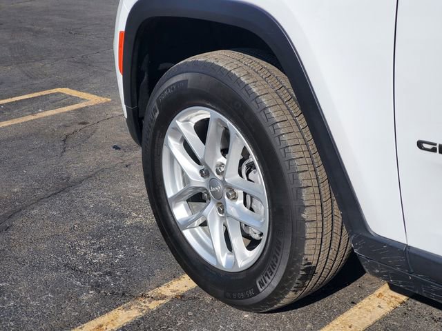 Used 2023 Jeep Grand Cherokee Laredo image 32