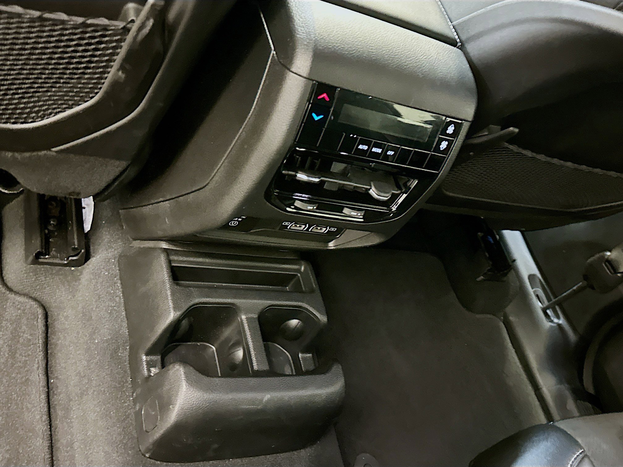 Used 2023 Jeep Grand Cherokee L Laredo image 28