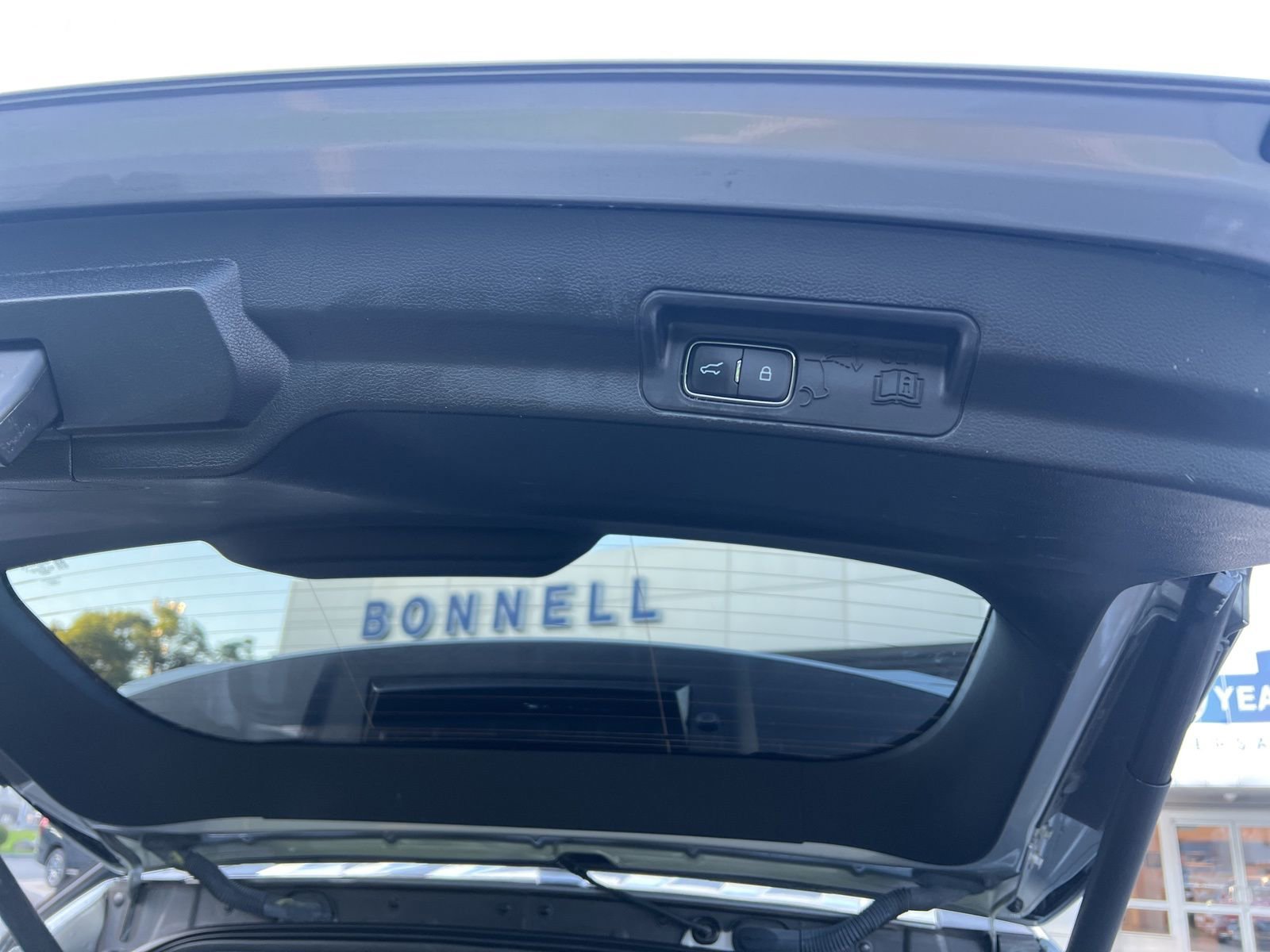 Used 2022 Ford Explorer XLT w/ Equipment Group 202A image 11