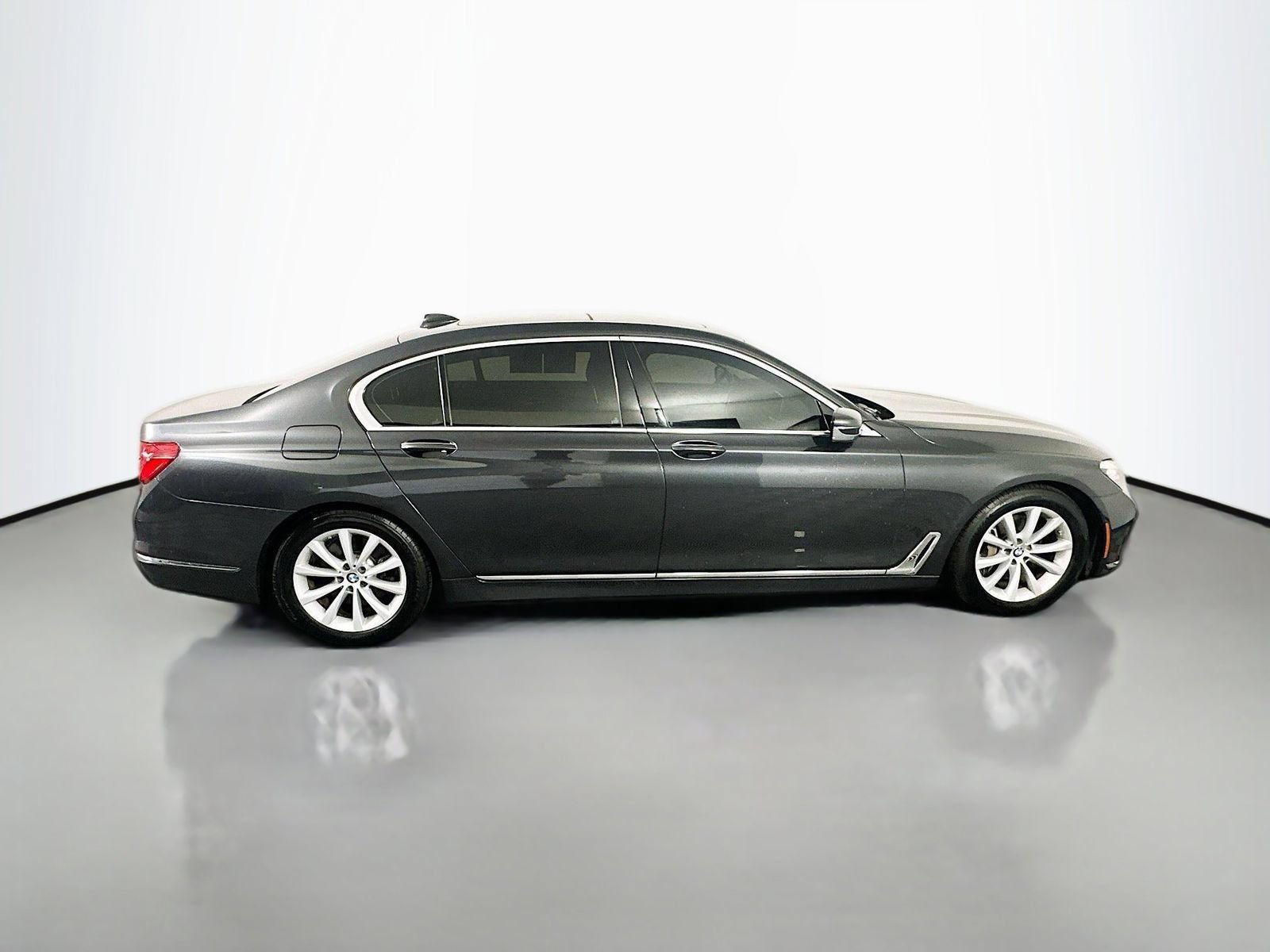 Used 2019 BMW 740i xDrive AWD/4WD image 8