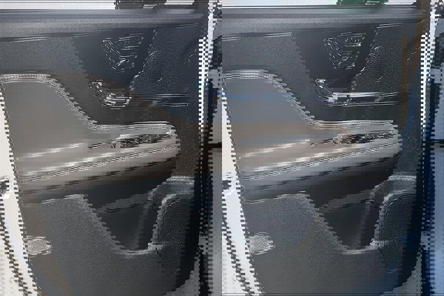 Used 2023 Lincoln Corsair Reserve w/ Equipment Group 201A image 27