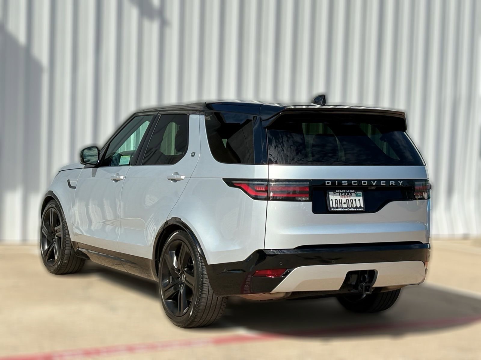 Used 2024 Land Rover Discovery Metropolitan Edition image 6