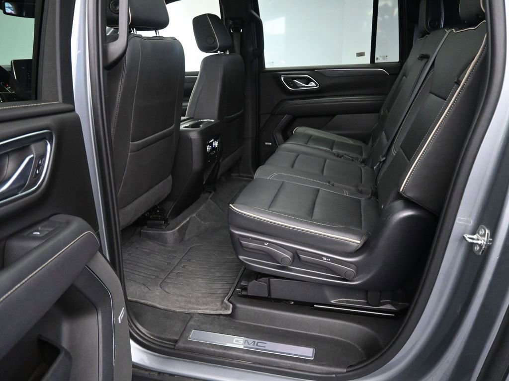 Used 2023 GMC Yukon XL SLT image 17