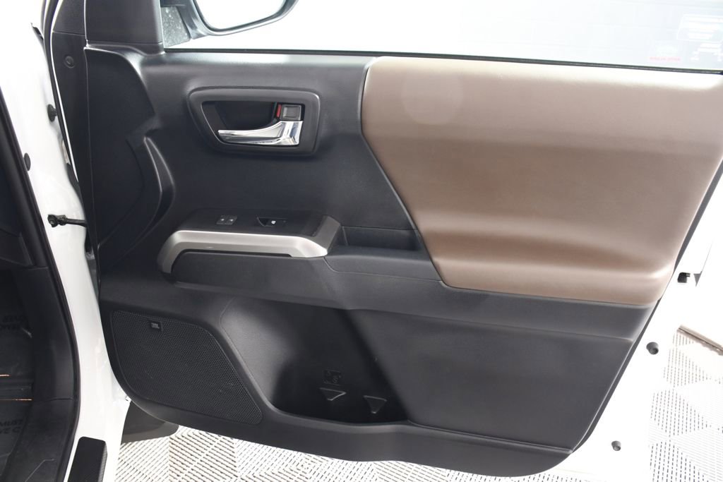 Used 2017 Toyota Tacoma Limited w/ Tow Package image 18