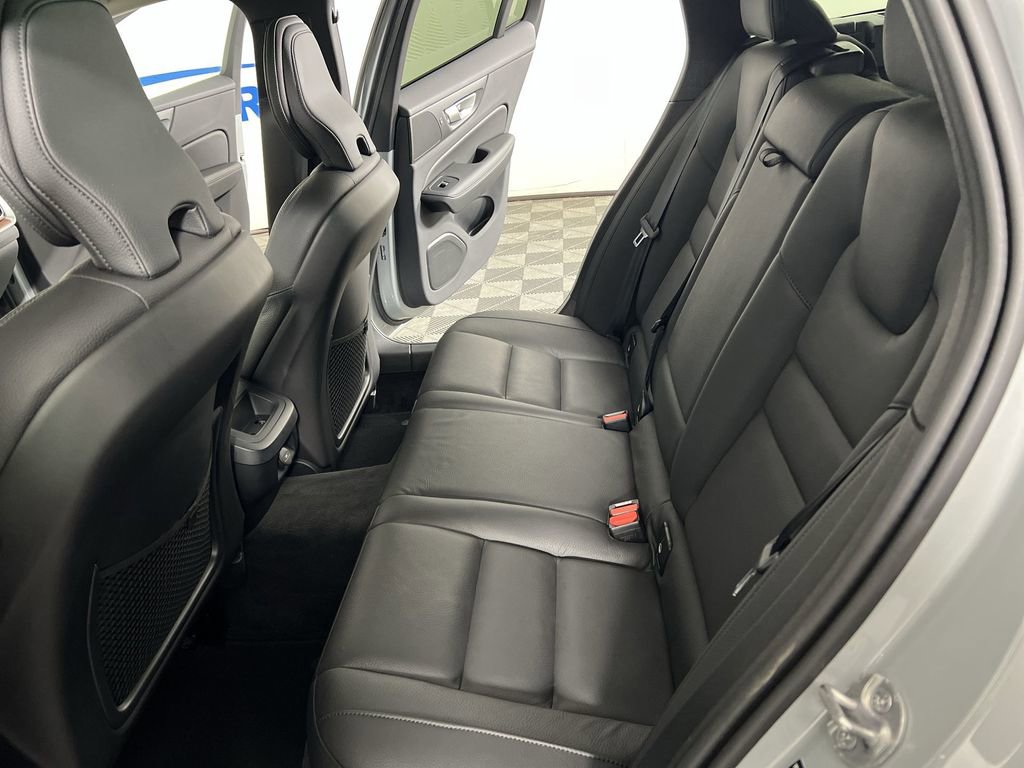 Used 2025 Volvo V60 B5 Cross Country Plus image 24