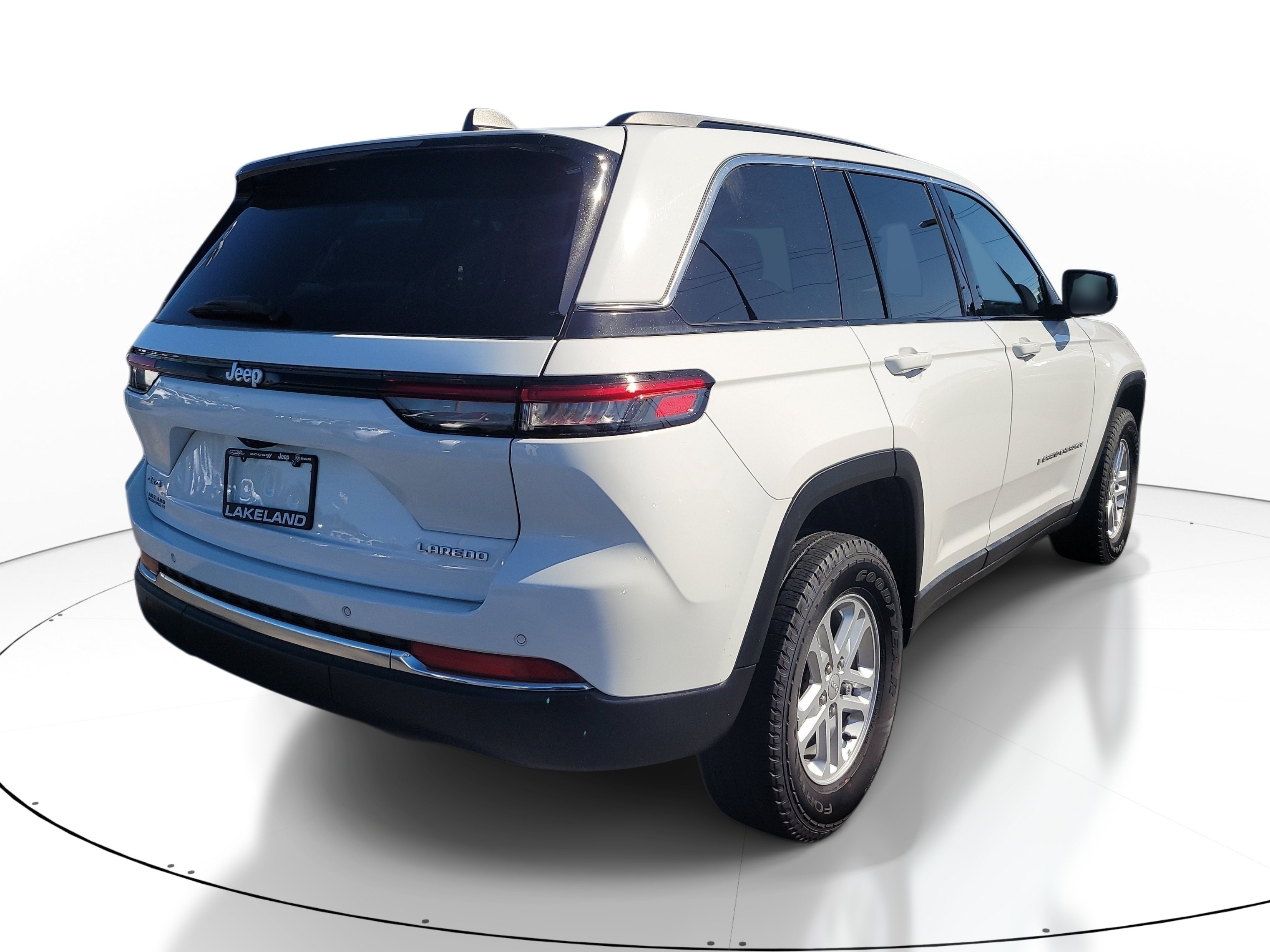 Used 2024 Jeep Grand Cherokee Laredo AWD/4WD image 4