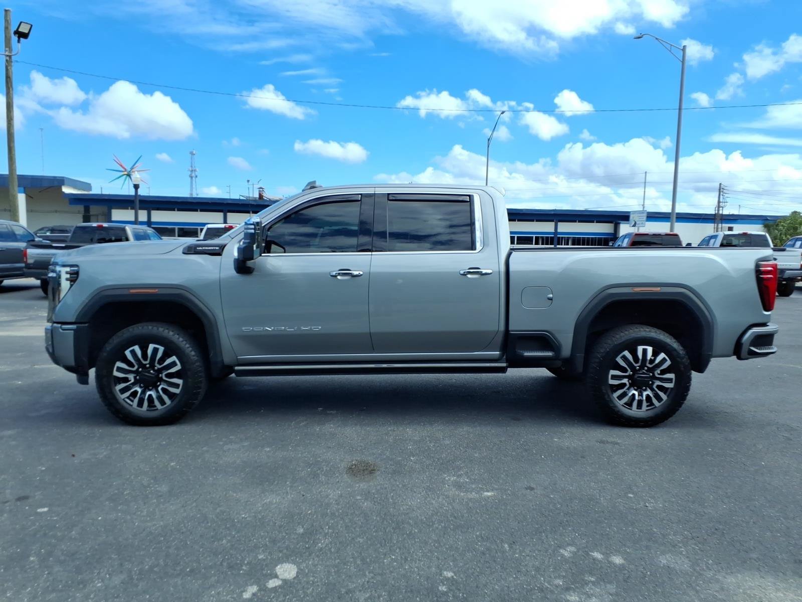Used 2024 GMC Sierra 2500 Denali Ultimate AWD/4WD image 2