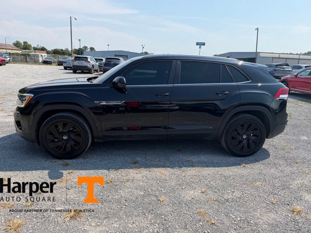 Used 2024 Volkswagen Atlas Cross Sport SE FWD image 2