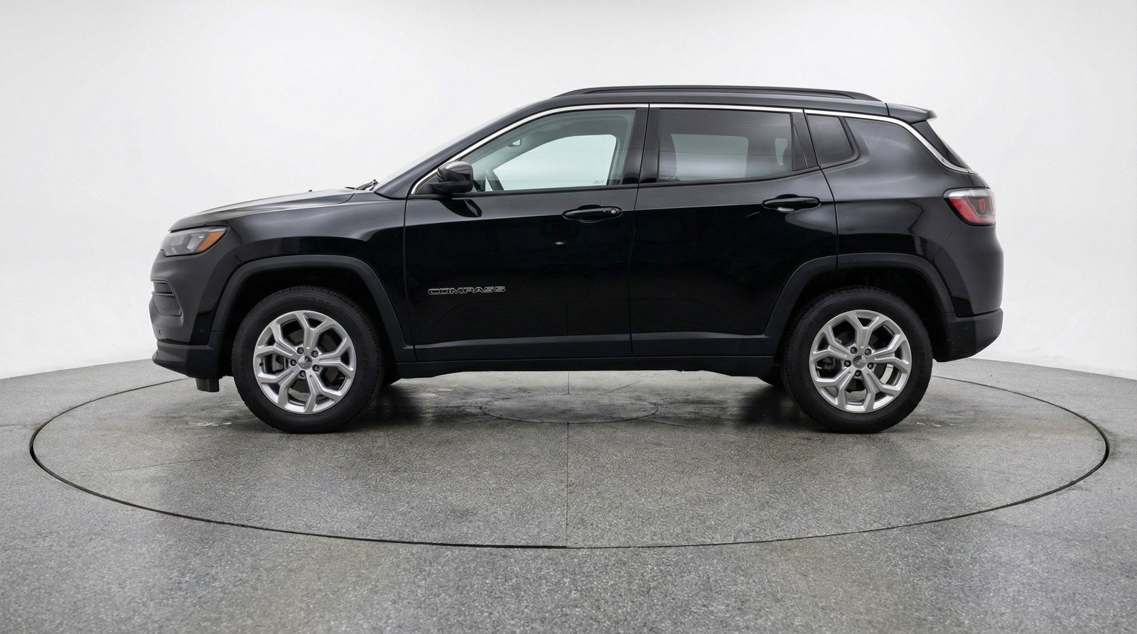 Used 2025 Jeep Compass Latitude image 3
