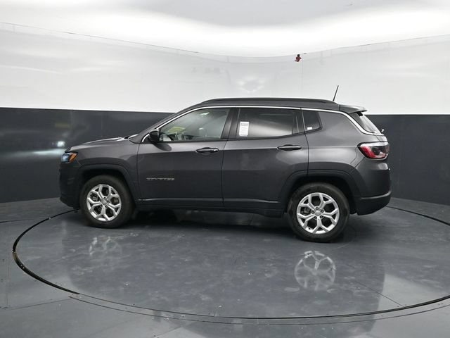 Used 2024 Jeep Compass Latitude AWD/4WD image 4