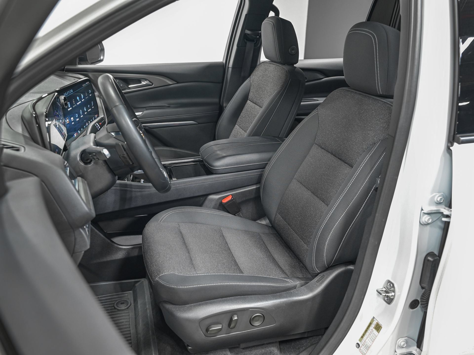 Used 2025 Chevrolet Traverse LT FWD image 16