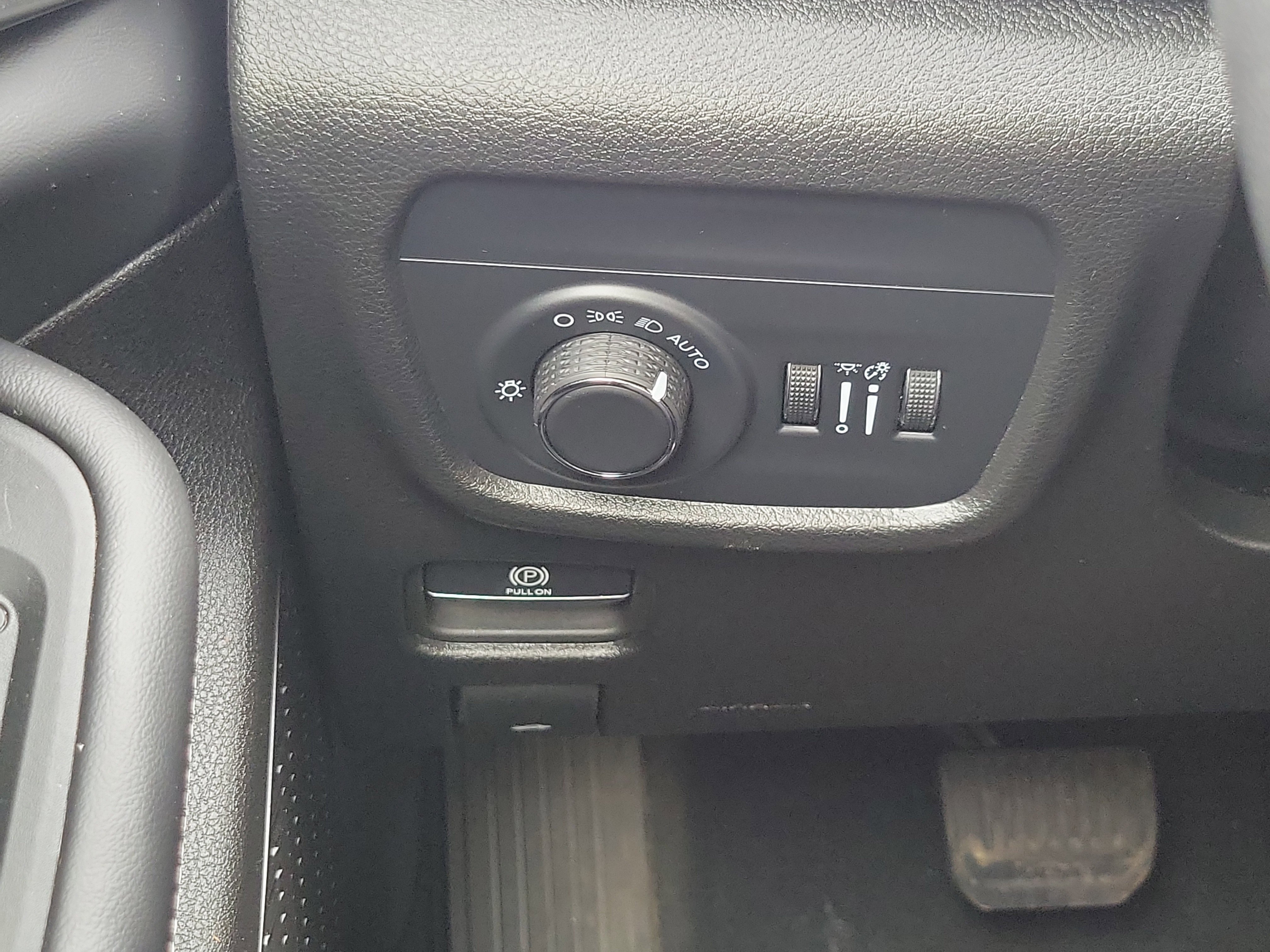 Used 2025 Jeep Grand Cherokee Laredo X image 11