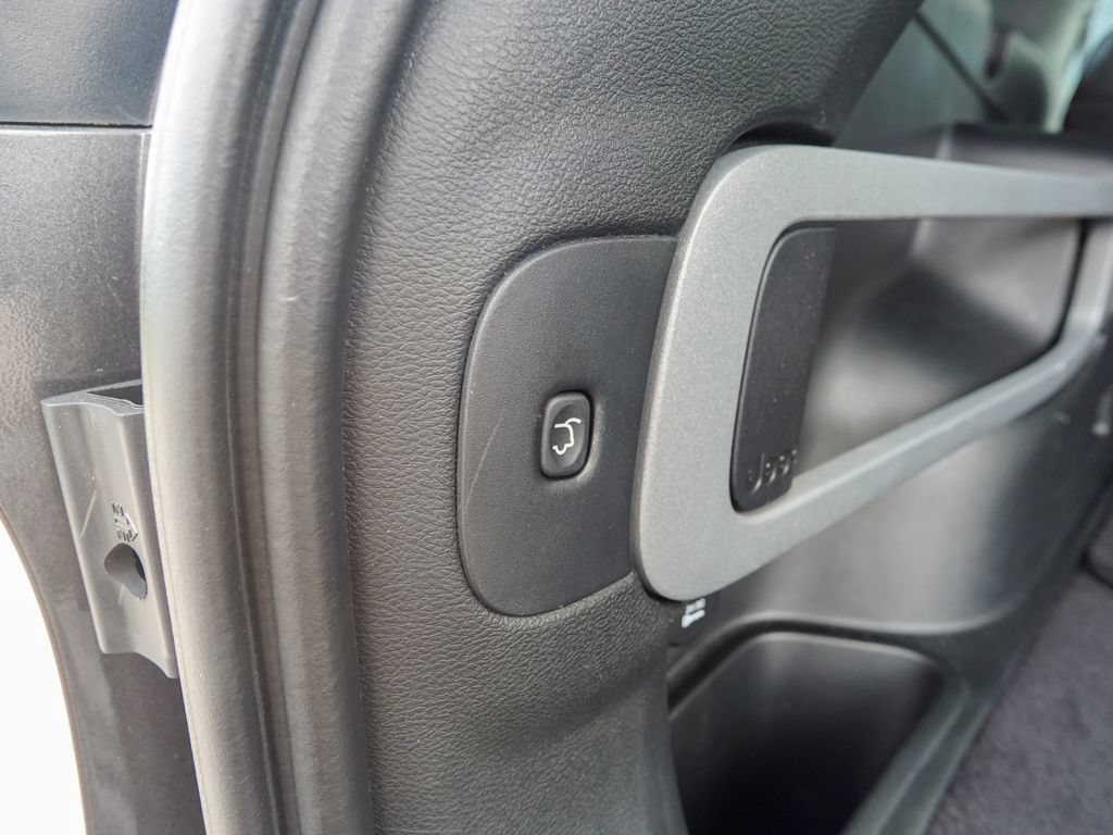 Used 2018 Jeep Cherokee Limited AWD/4WD image 12