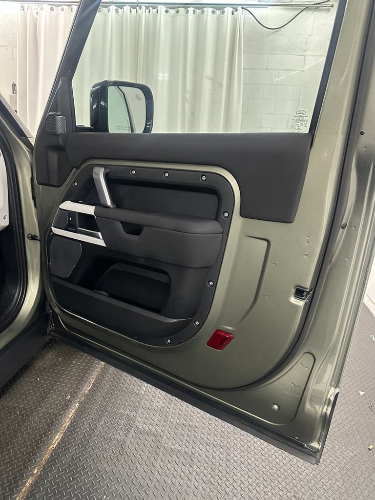 Used 2022 Land Rover Defender 90 X-Dynamic SE AWD/4WD image 31