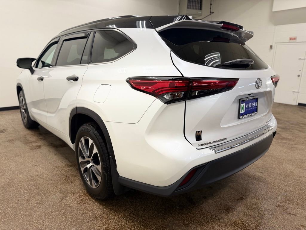 Used 2022 Toyota Highlander XLE image 3