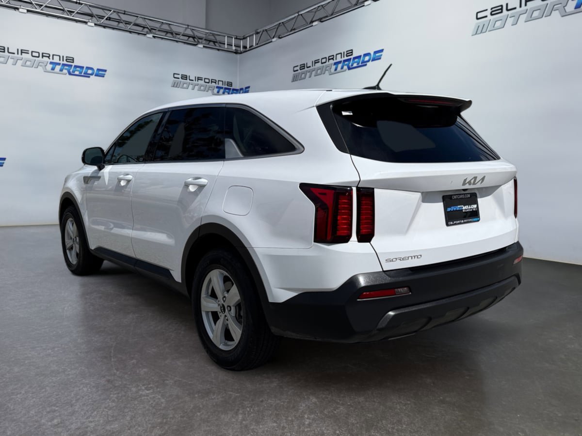 Used 2023 Kia Sorento LX image 7