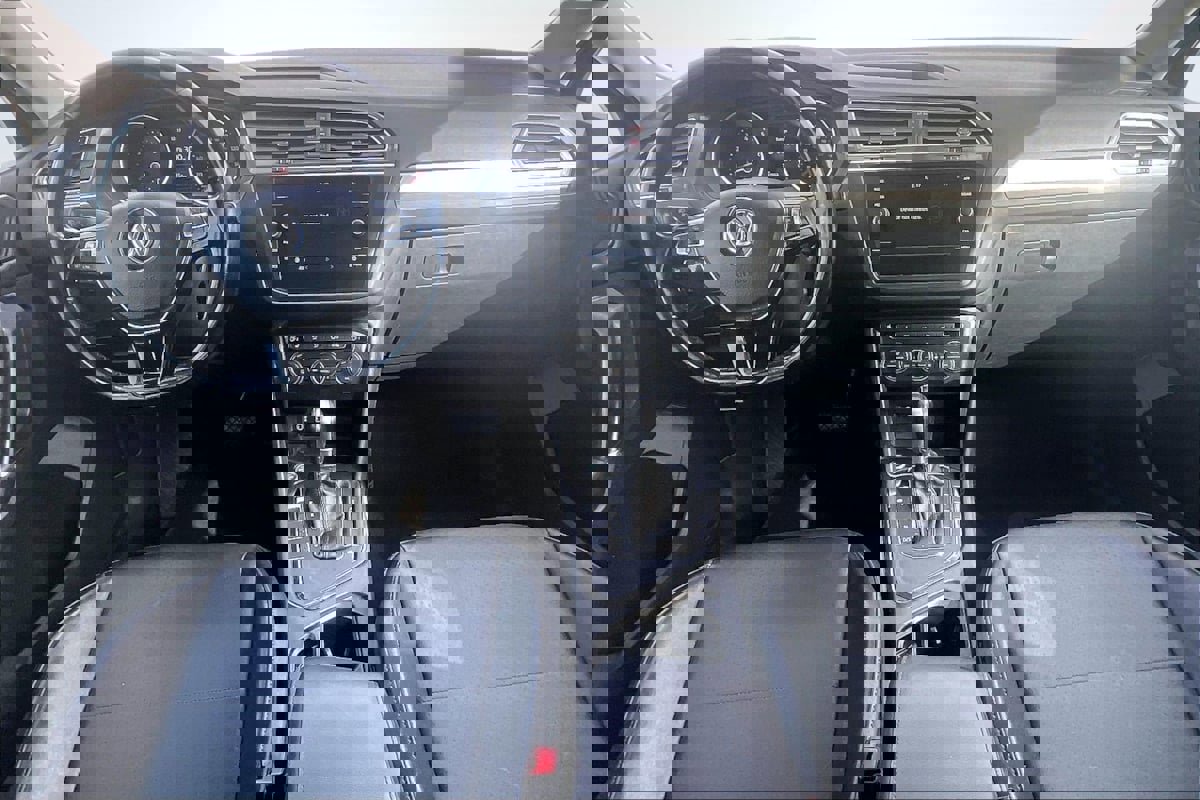 Used 2018 Volkswagen Tiguan SE w/ Panoramic Sunroof Package FWD image 16