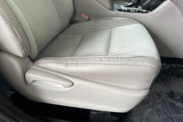 Used 2016 Toyota Highlander Plus w/ Preferred Accessory Package FWD image 24