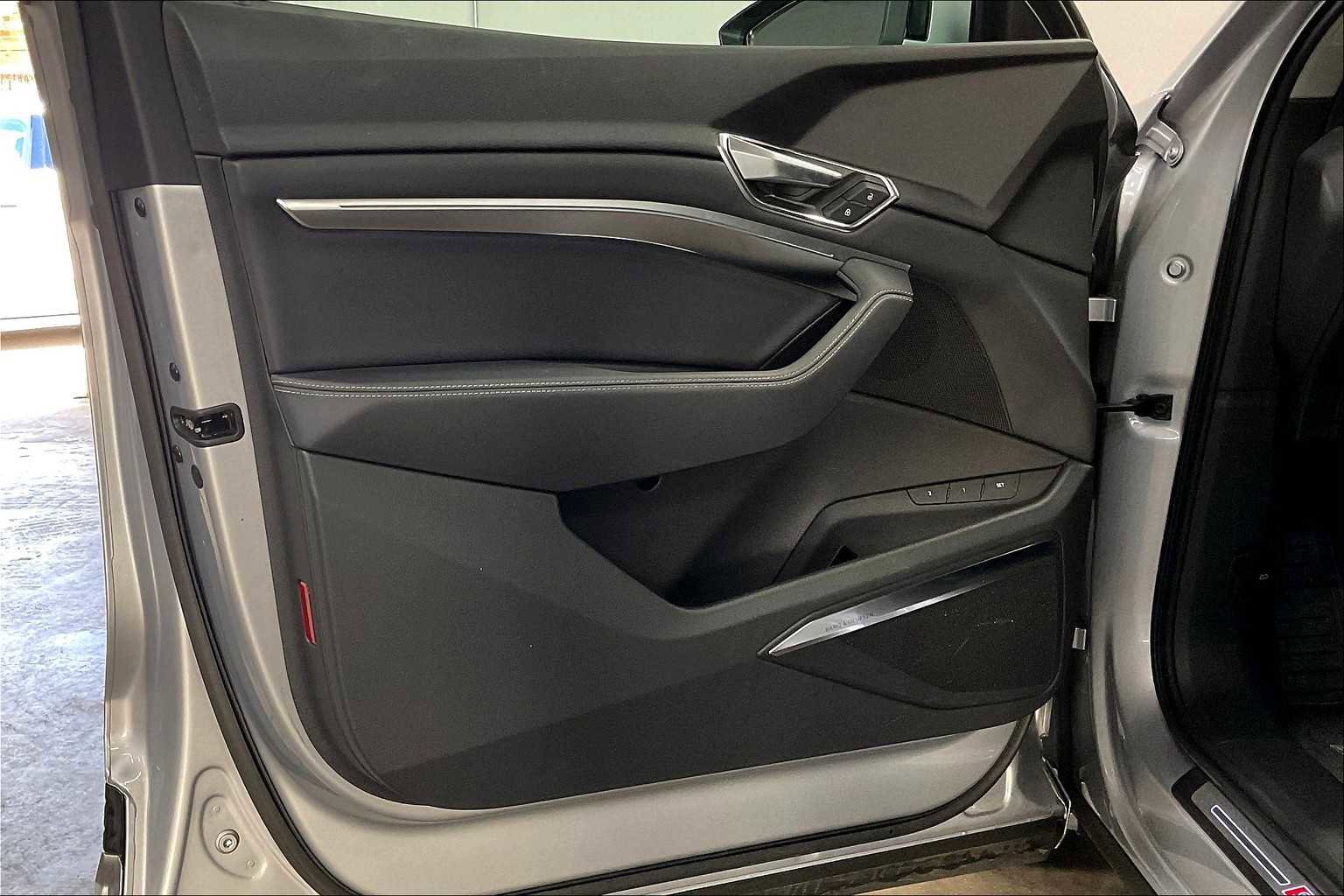 Certified 2022 Audi e-tron Premium Plus w/ Premium Plus Package image 24