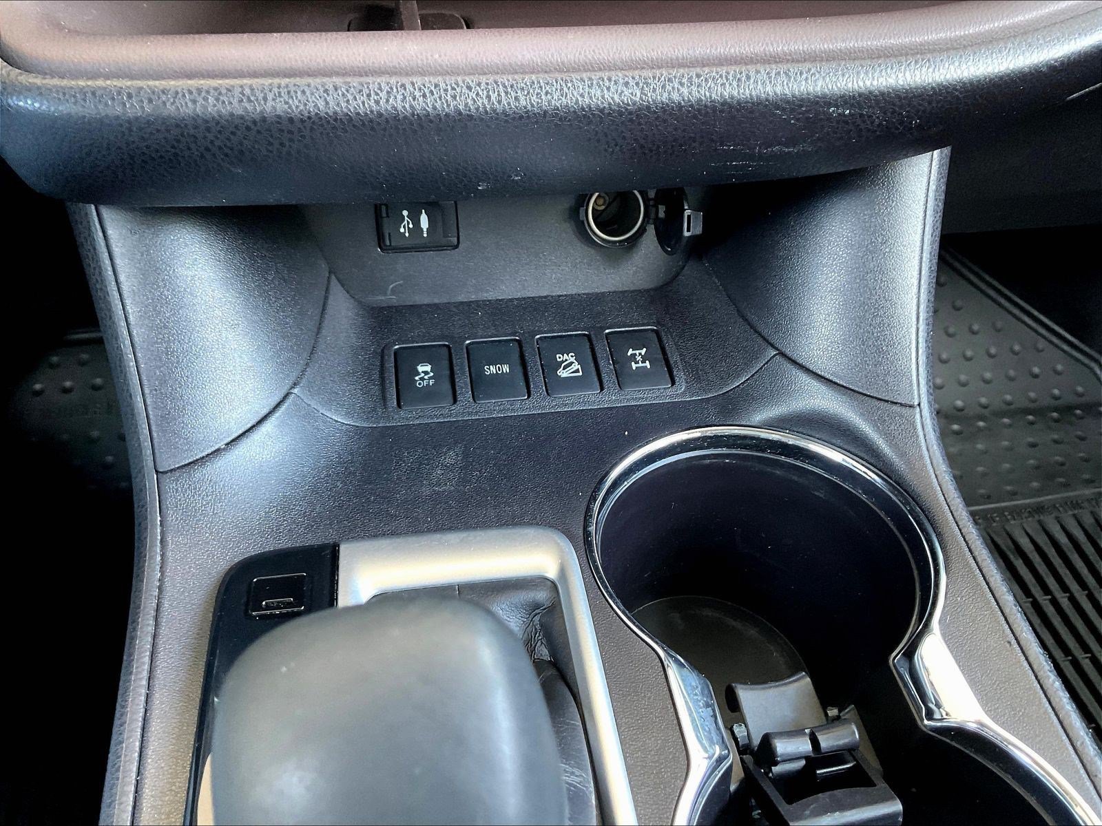 Used 2016 Toyota Highlander XLE AWD/4WD image 15
