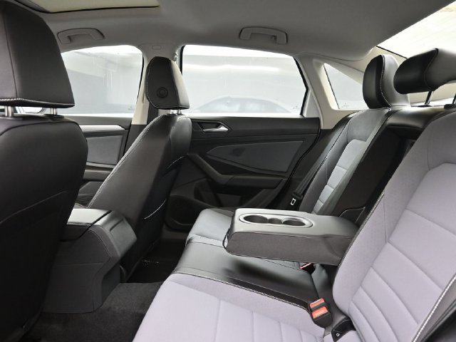 Used 2026 Volkswagen Jetta SE FWD image 18