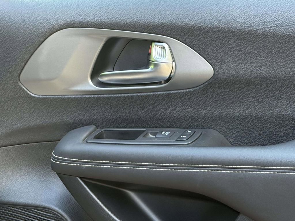 Used 2025 Chrysler Pacifica Select FWD image 8