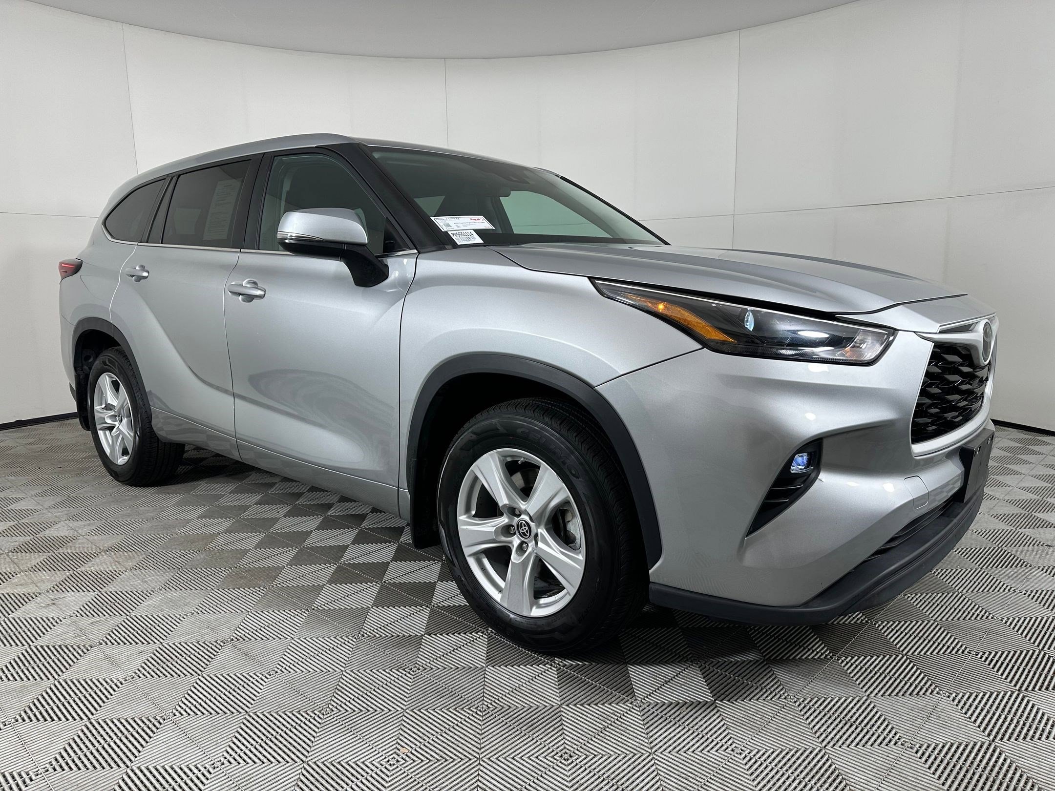 Used 2024 Toyota Highlander LE image 7