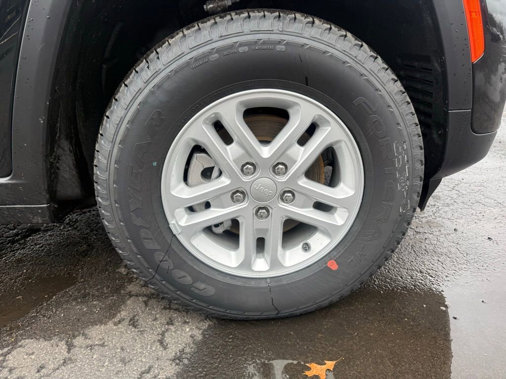 New 2025 Jeep Grand Cherokee Laredo w/ Luxury Tech Group I image 56