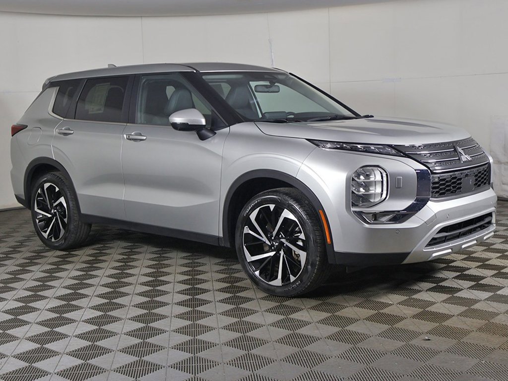 Used 2024 Mitsubishi Outlander SE Black Edition image 2