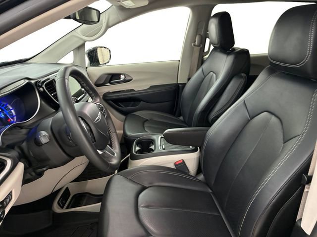 Used 2024 Chrysler Pacifica Select image 12