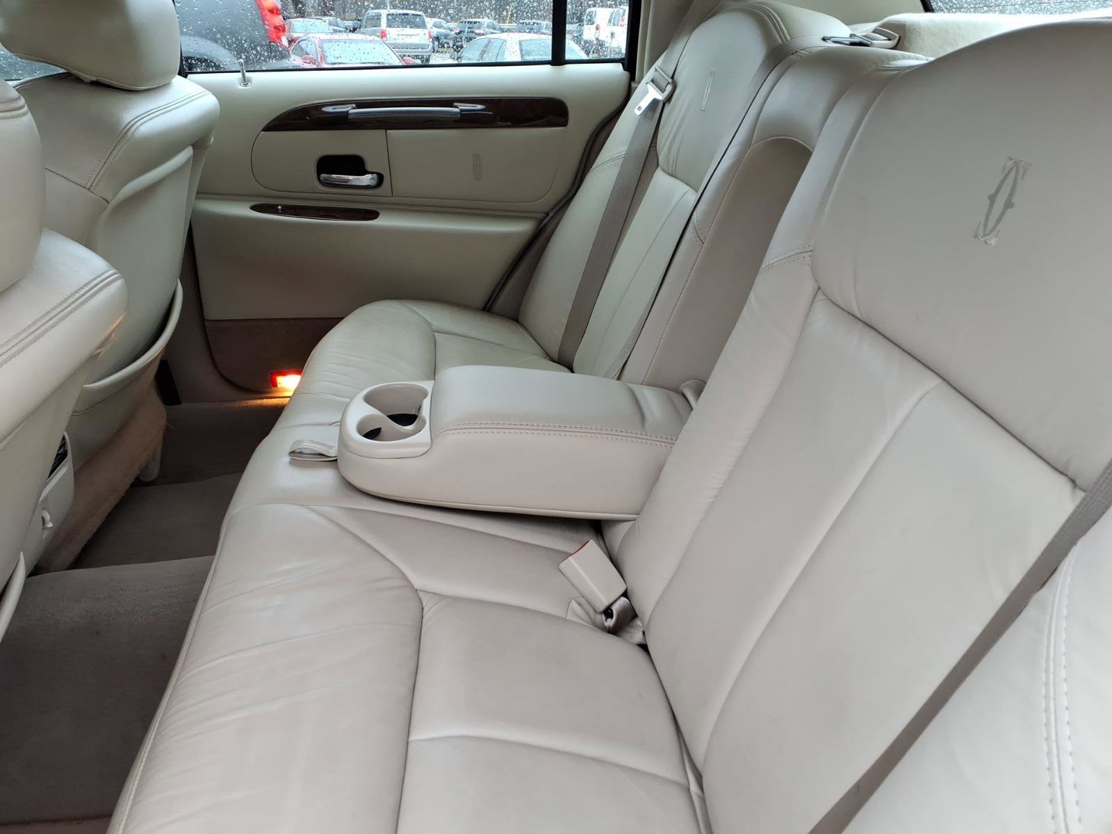 Used 2001 Lincoln Town Car Cartier RWD image 8