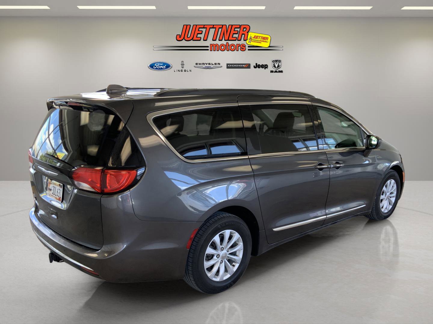 Used 2017 Chrysler Pacifica Touring-L FWD image 9