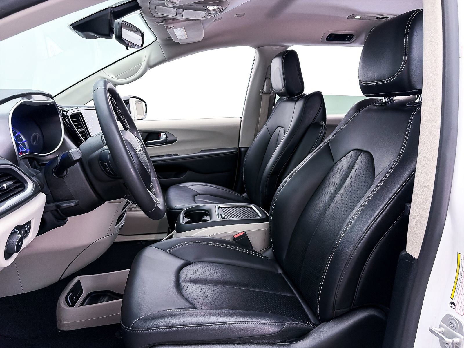 Used 2024 Chrysler Pacifica Limited FWD image 19