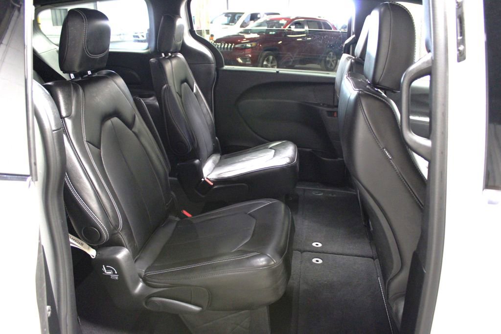 Used 2025 Chrysler Pacifica Select image 32