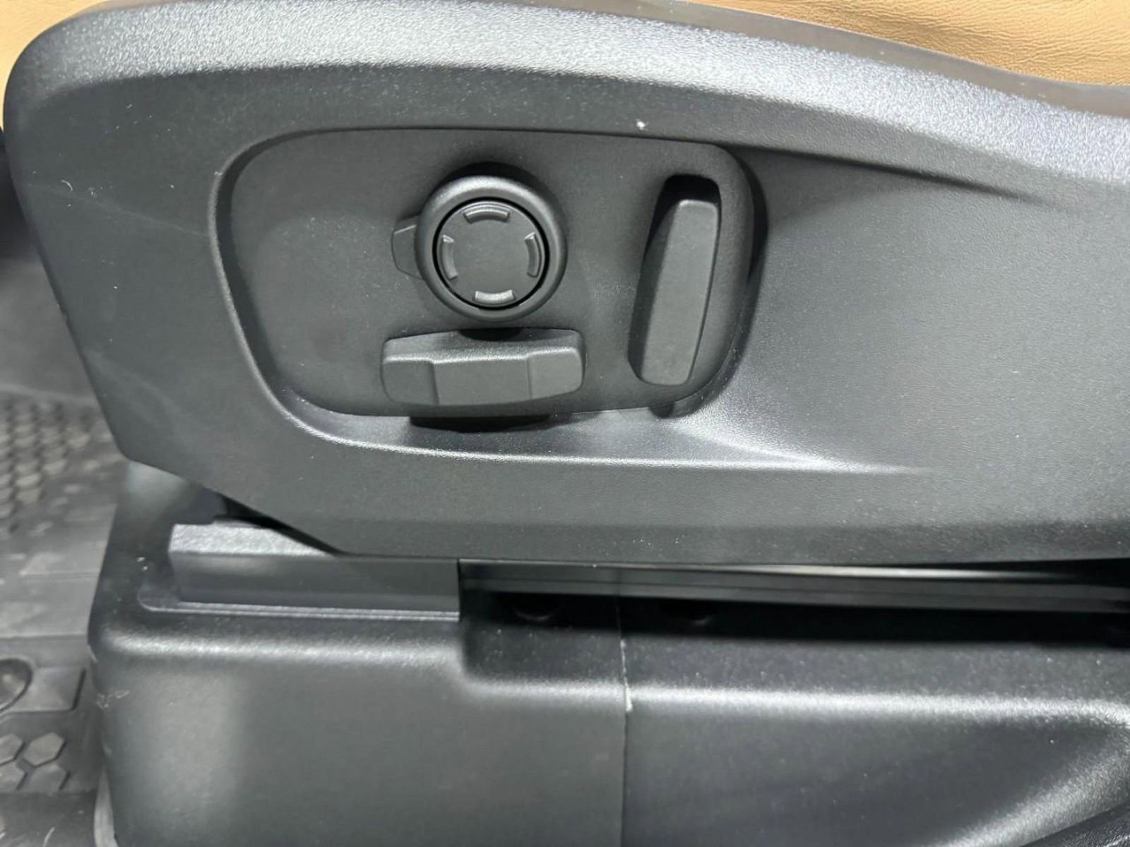 New 2026 Land Rover Defender 110 X-Dynamic SE image 28