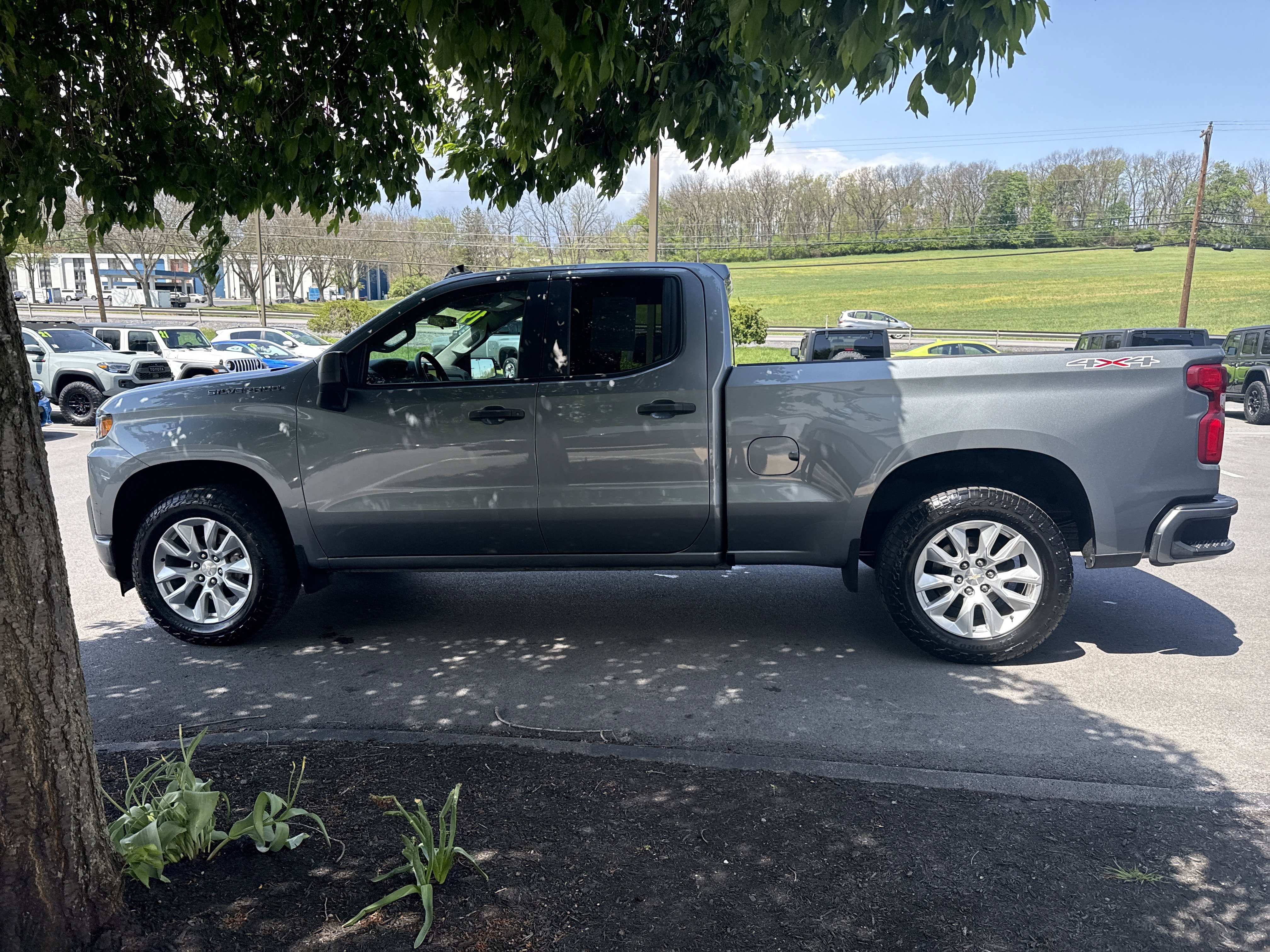 Used 2019 Chevrolet Silverado 1500 Custom w/ Custom Value Package AWD/4WD image 8