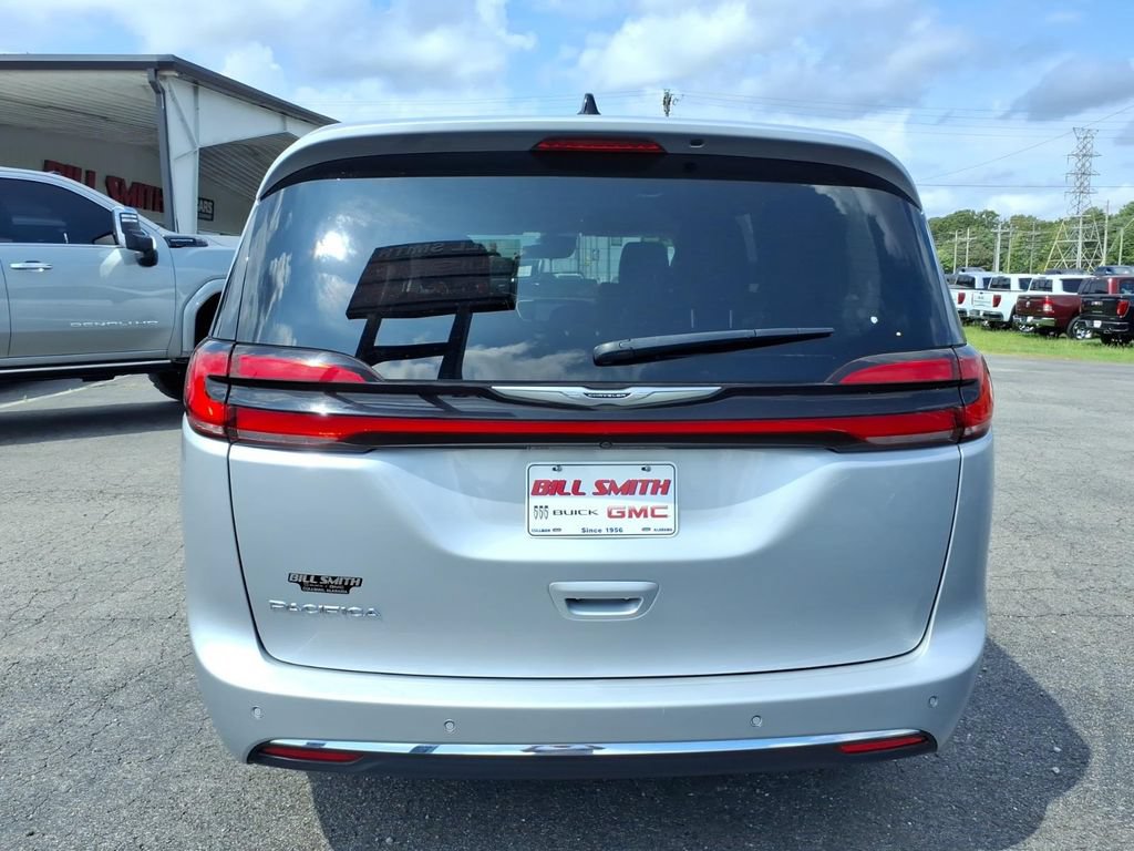 Used 2024 Chrysler Pacifica Touring-L FWD image 6