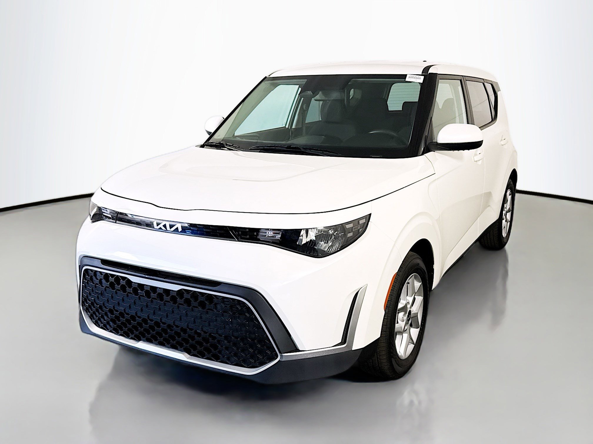 Used 2025 Kia Soul LX w/ LX Technology Package FWD image 4