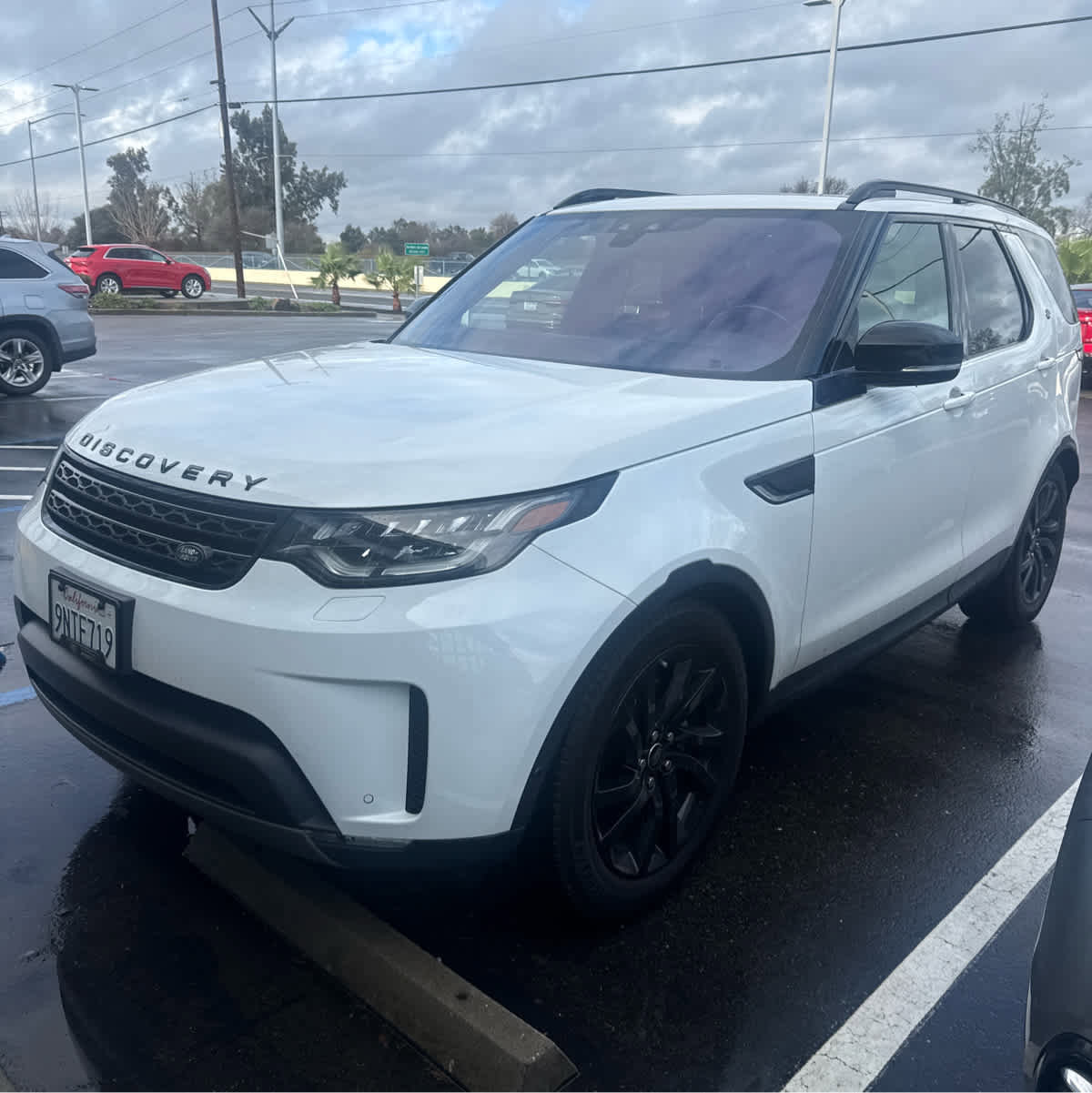 Used 2019 Land Rover Discovery HSE image 2