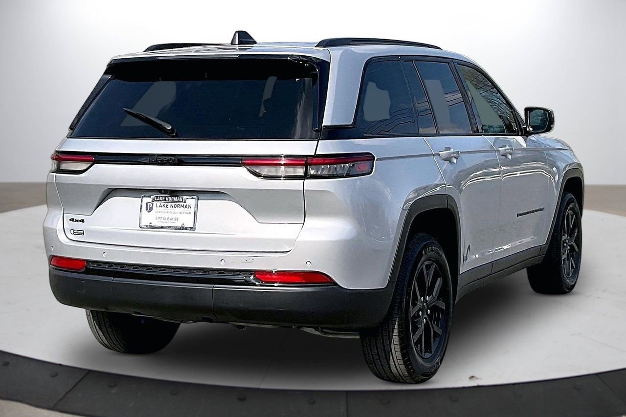 Certified 2025 Jeep Grand Cherokee Altitude image 9