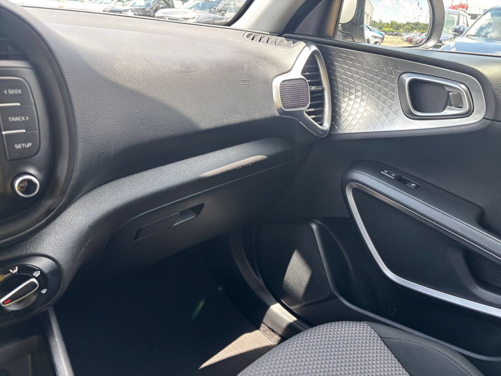 Used 2025 Kia Soul LX w/ LX Technology Package FWD image 33