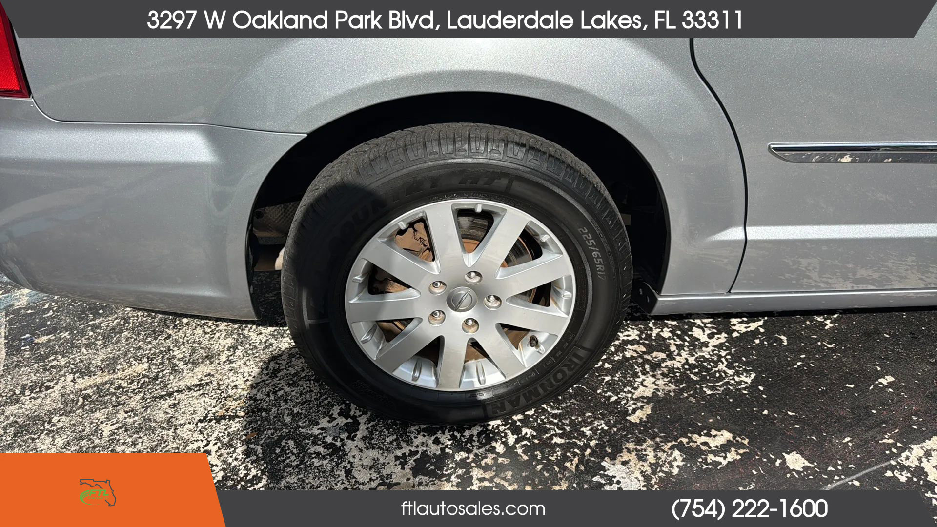 Used 2013 Chrysler Town & Country Touring image 14