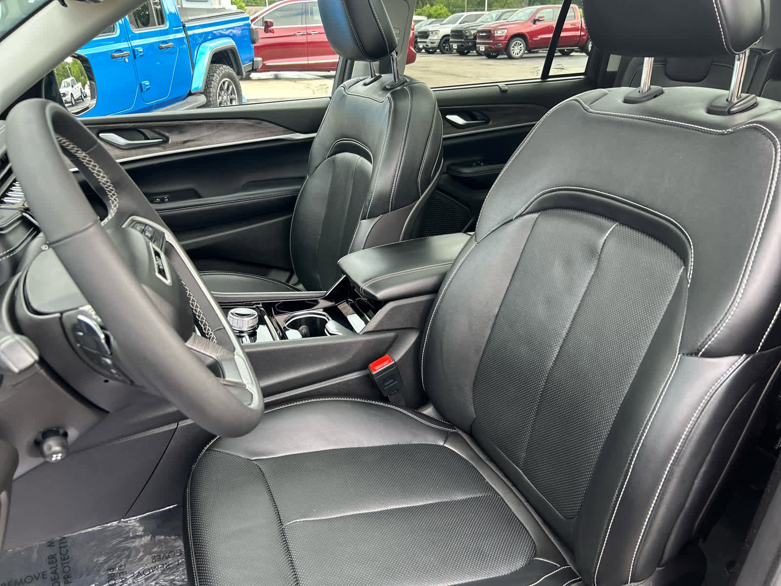 Used 2023 Jeep Grand Cherokee Limited w/ Luxury Tech Group II image 12