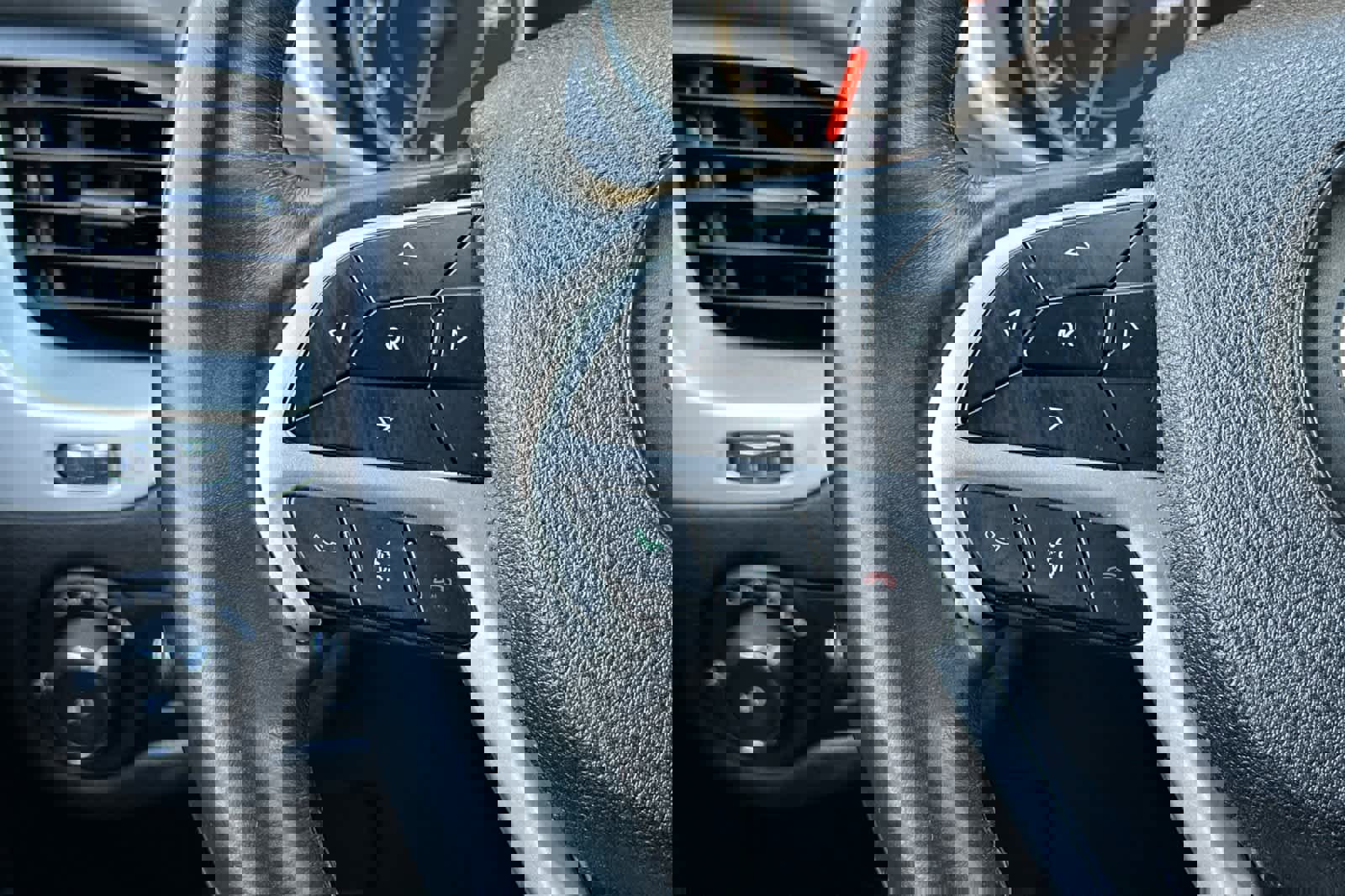 Used 2018 Jeep Cherokee Overland image 27