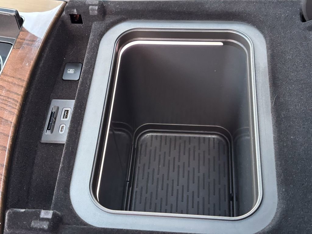 Used 2023 Cadillac Escalade Sport Platinum w/ LPO, ONYX Package image 32