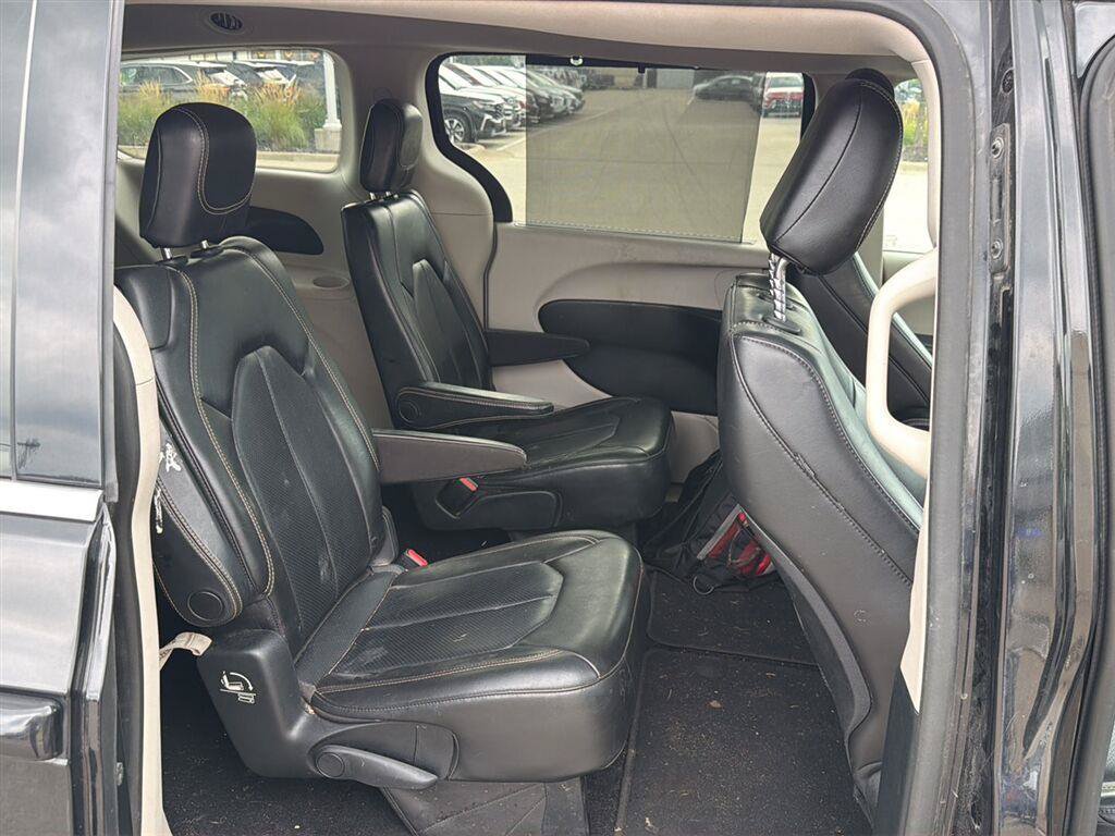 Used 2020 Chrysler Voyager Lxi FWD image 17