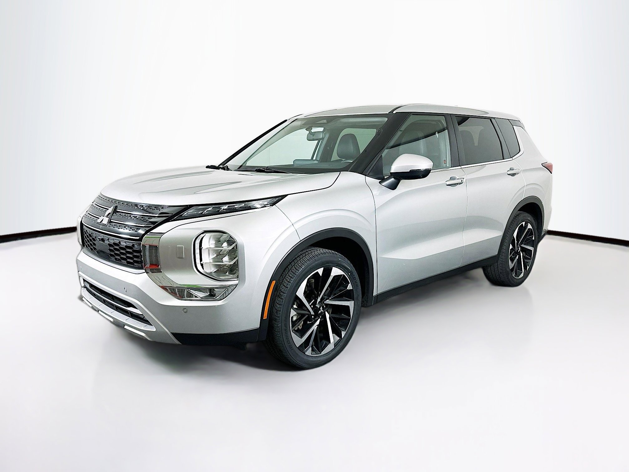 Used 2024 Mitsubishi Outlander SE Black Edition image 3