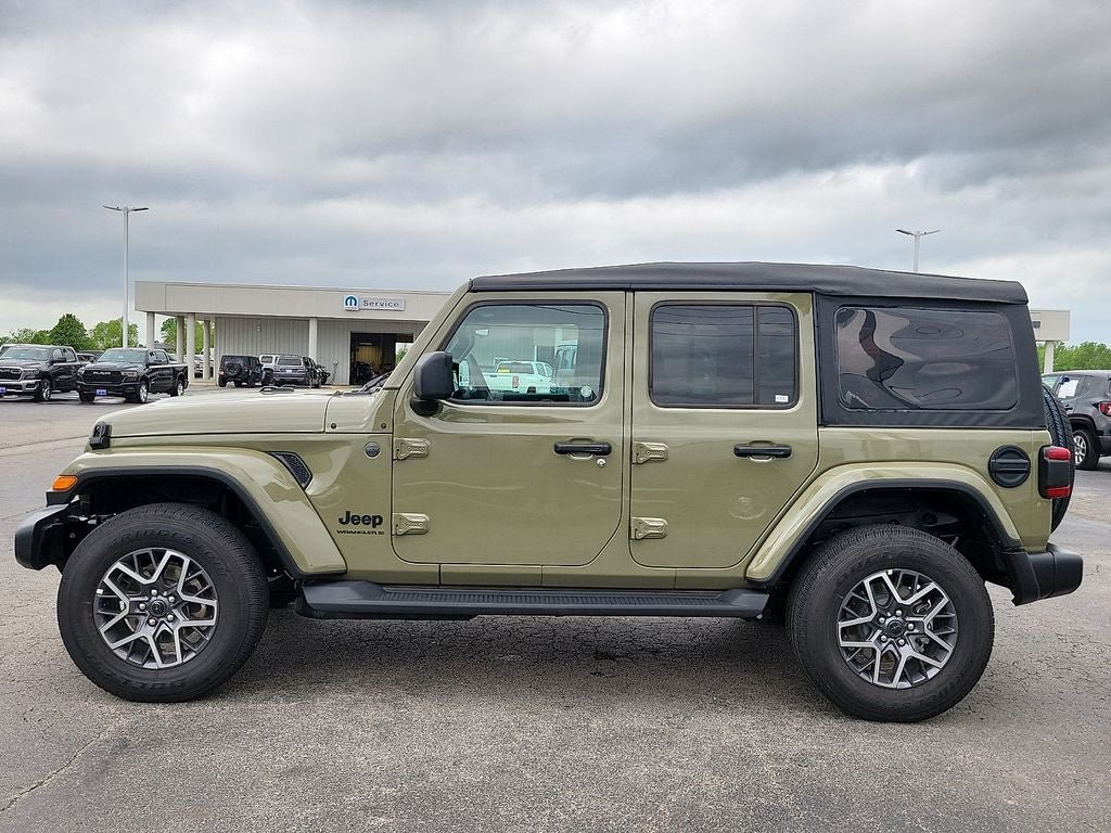 Used 2026 Jeep Wrangler Unlimited Sahara AWD/4WD image 3